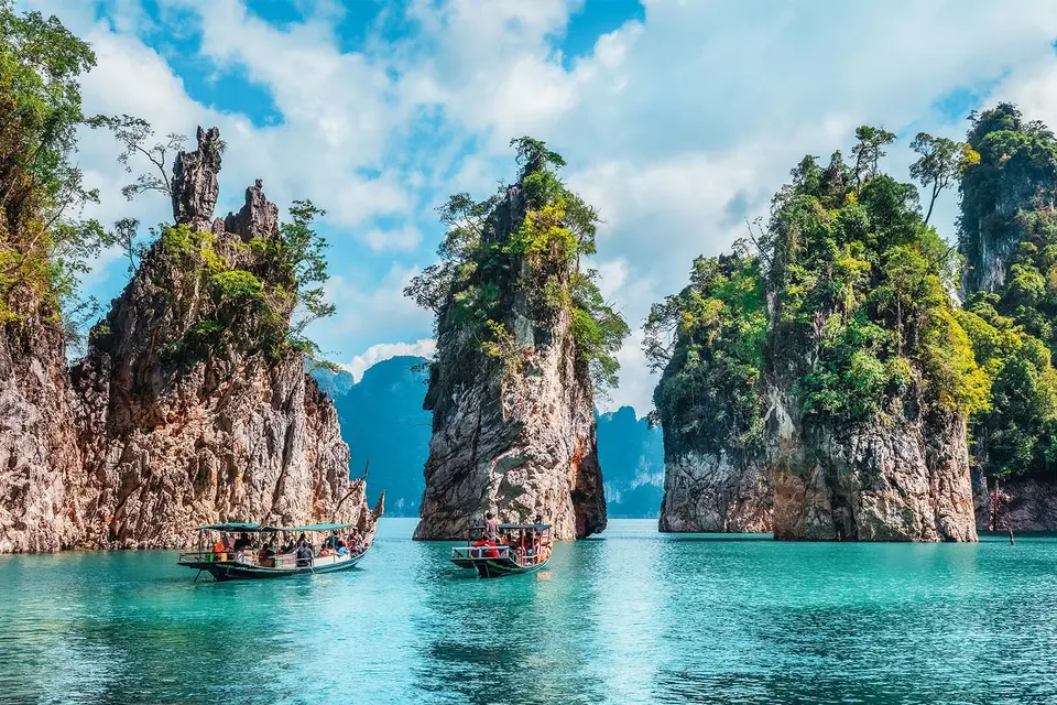 Die unglaublichen Felsformationen der Halong-Bucht erkundest du am Besten mit Book und Kajak