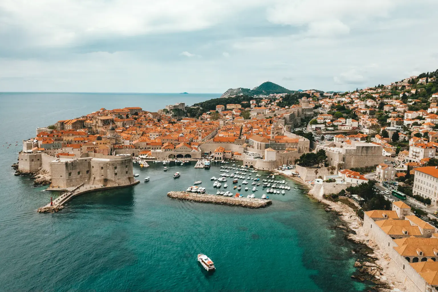 Die Altstadt von Dubrovnik ist unglaublich schön und nur eines der Highlights, das dich in Kroatien erwartet.