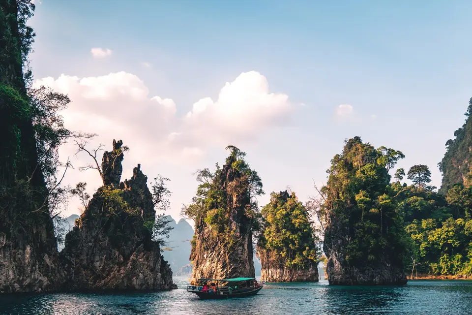 Der Khao Sok-Nationalpark ist berühmt für seine Felsformationen im Wasser.